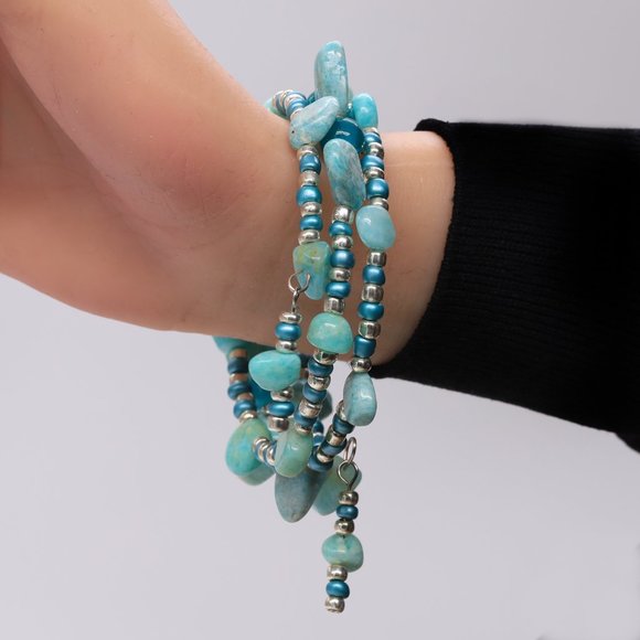 Memory wire Turquoise bracelet with seed beads and hanging accents. - Picture 5 of 8